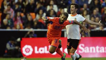 GRA202. VALENCIA, 20/11/2016.- El centrocampista belga del Granada Mehdi Carcela-González (i) y el defensa del Valencia José Luis Gayà (d), durante el partido de la duodécima jornada de la Liga de Primera División jugado hoy en el estadio de Mestalla. EFE/Juan Carlos Cárdenas
