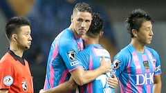 Fernando Torres of Sagan Tosu (2nd L) hugs with his teammate Yuji Ono (2nd R) after Torres&#039; last football game in the J-League match against Vissel Kobe in Tosu, Saga prefecture on August 23, 2019. - Torres said on June 23, 2019 his body could no lon
