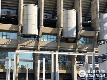 En el exterior, el estadio del Real Madrid sigue rodeado de gr¨²as trabajando sin descanso para tener el nuevo feudo blanco a punto.