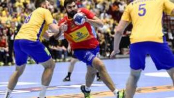 Jorge Maqueda ataca la defensa de Suecia durante el encuentro del Preolímpico disputado en Malmoe.