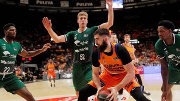 GRAFCVA8700. VALENCIA, 20/10/2019.- El pívot del Valencia Basket, Bojan Dubljevic(c), trata de vencer la defensa del Unicaja Málaga durante el partido de la quinta jornada de la Liga Endesa que disputan esta tarde en el pabellón Fuente San Luis. EFE/Kai Försterling