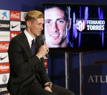 El delantero Fernando Torres se dirige a los aficionados del Atlético de Madrid, durante su presentación como nuevo jugador rojiblanco, en su regreso cedido hasta el 30 de junio de 2016