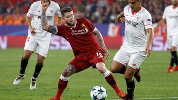 El lateral español del Liverpool, Alberto Moreno, cometió penalti sobre Ben Yedder, del Sevilla.