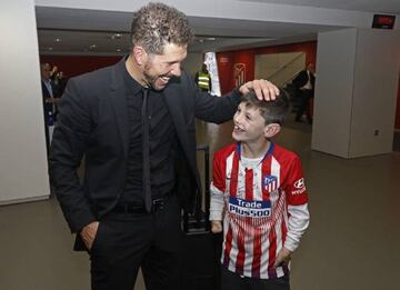 Simeone bromea con Manu tras el partido del Atlético.