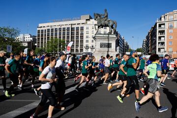 Los corredores suben por el Paseo de la Castellana por el lado de subida, el primer tramo del recorrido de la carrera.