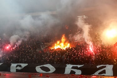Incendio en las gradas del estadio Rajko Mitic durante el partido de la Superliga de Serbia entre el Estrella Roja y el Partizán.