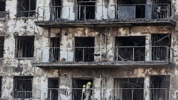 Un agente de la Policía Científica busca las causas del incendio en el edificio del barrio de Campanar, a 24 de febrero de 2024, en Valencia, Comunidad Valenciana (España). La Policía Científica ha encontrado en la mañana de hoy a la décima persona fallecida, un hombre que se encontraba desaparecido. Un incendio de grandes dimensiones arrasó el pasado 22 de febrero un edificio de 14 plantas en el barrio valenciano de Campanar. El fuego, originado en el cuarto piso del inmueble, generó una gran columna de llamas y una densa humareda que ha afectado a varias plantas del edificio. En el edificio, de 138 viviendas, residían unas 450 personas. El Ayuntamiento ha decretado tres días de luto y se han suspendido los actos falleros para este fin de semana.
24 FEBRERO 2024;DESASTRE;INCENDIO;FALLECIDOS;LLAMAS;FUEGO;LUTO;EDIFICIO
Rober Solsona / Europa Press
24/02/2024