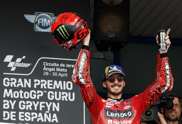 Alegría del piloto italiano Francesco Bagnaia tras  proclamarse vencedor del Gran Premio de España de Moto GP.