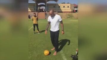 Henry conserva su clase: Así domina la pelota descalzo