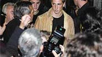 <b>FUE LA ESTRELLA</B>. Torres recibió el apoyo de los seguidores rojiblancos y peñistas que ayer le arroparon.