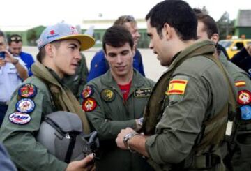 El piloto de Suzuki Maverick Viñales conversa con los pilotos antes de subirse a un avión de combate F-18 de la Base Aérea de Zaragoza, con el que ha pasado del asfalto del circuito de MotorLand, donde competirá el próximo domingo en MotoGP, al cielo de Aragón. Viñales, cuyo nombre, Maverick, se debe al fervor que sentía su padre, Ángel, por el protagonista de la película "Top Gun" que protagonizaba Tom Cruise, y en el que interpretaba el papel de un piloto de combate, ha logrado hoy hacer realidad otra de sus pasiones al subirse a un caza del ejército español. 