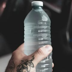 Las siglas que debes tener en cuenta cuando compras una botella de agua y cuál elegir