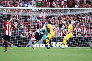 El delantero del Athletic Club enganch¨® esta tijera en el minuto 88 de partido la cual sirvi¨® para que el conjunto vasco se llevara la victoria ante el Barcelona.