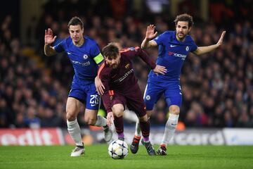 Messi of Barcelona entre Azpilicueta y Cesc Fábregas.