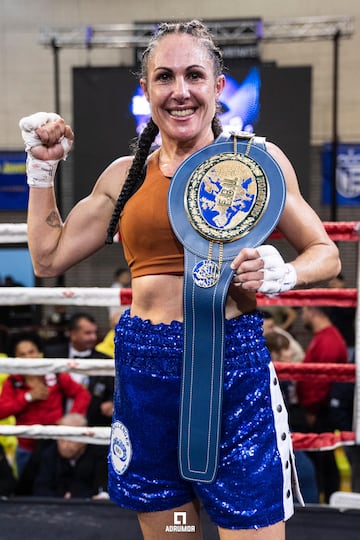 Almudena Álvarez con el cinturón de campeona de Europa.