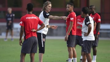 El central de Vélez cayó lesionado y eso ha provocado un nuevo cambio en la convocatoria. Muchos problemas para Gareca desde que publicó la lista.