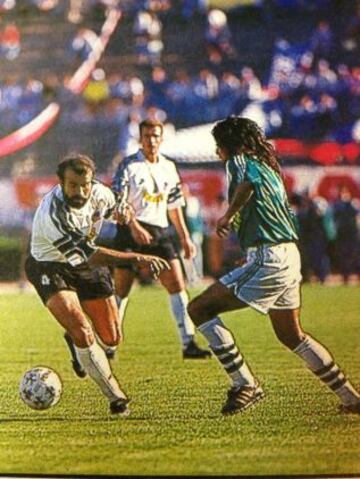 Posterior a su paso por los azules, ficha por Colo Colo en el año 1995, en donde juega un solo partido, cumple la función de asistente del director técnico Gustavo Benítez.