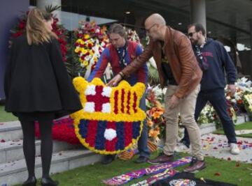 Seguidores rindiendo homenaje a Johan Cruyff fuera del Camp Nou.