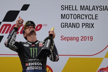 Celebración del piloto español de Monster Energy Yamaha MotoGP en el podio del Gran Premio de Malasia. Maverick Viñales lideró desde la primera vuelta en Sepang. 