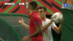 Reguilón en modo fútbol callejero total: su pillería para engañar al árbitro