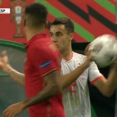 Reguilón en modo fútbol callejero total: su pillería para engañar al árbitro