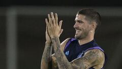 Argentina's midfielder #07 Rodrigo De Paul applauds during a training session at Qatar University in Doha on December 8, 2022, on the eve of the Qatar 2022 World Cup quarter-final football match between The Netherlands and Argentina. (Photo by JUAN MABROMATA / AFP)