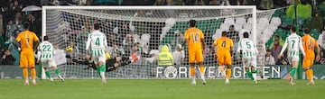 2-1. Isco, desde los once metros, lanza con su pierna derecha a la izquierda de Thibaut Courtois superando la estirada del portero belga.