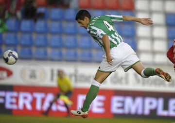 El central gaditano, campeón de Europa con la Selección española en 2008, llevó el 4 desde 2002 hasta 2009. Siete temporadas en las que ganó la Copa del Rey y jugó Champions League, la única vez del Betis hasta el momento. Contundente con los delanteros y bueno sacando la pelota. "Elegante y exquisito, Juanito", voceaba Melado.