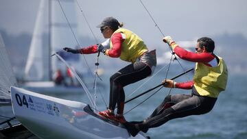 Los espa&ntilde;oles de clase Nacra Fernando Ech&aacute;varri Erasun y Tara Pacheco durante la Medal Race de la Copa del Mundo.