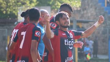 Gullit Peña y CD FAS avanzan a semifinales en El Salvador