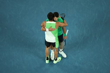 Felicitación de Novak a Carlos tras la final del Open de Australia.