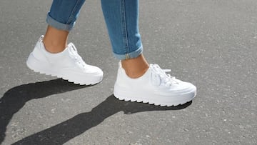 El truco para lavar tus tenis blancos y quitar las molestas manchas amarillas