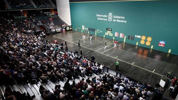 GRAFCAV9177. PAMPLONA (NAVARRA), 06/10/2019.- La pareja formada por el guipuzcoano Jokin Altuna y el navarro José Javier Zabaleta (azules) se ha proclamado este domingo campeona del III Masters Codere en el partido disputado contra Irribarria y Rezusta (rojos) en el Navarra Arena, en el que han dado la vuelta a un marcador en contra hasta el 22-19. EFE/ Jesús Diges