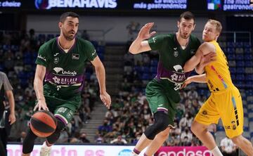 Jaime Fernández condce el balón ante Rubén Guerrero y Salin.