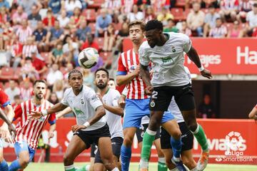 Sekou Gassama, del Racing, en El Molinón ante el Sporting.