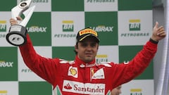 Felipe Massa celebrando con el mono de Ferrari