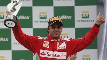 Felipe Massa celebrando con el mono de Ferrari