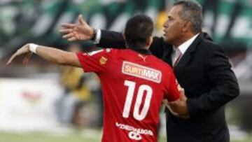 Hernán Torres (der) dialoga con el jugador argentino Hernán Hechalar.