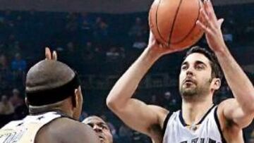 <b>SIN MIEDO. </b>Ni los 2.13 de Haywood frenan a Juan Carlos Navarro.