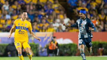 Tigres' French midfielder Florian Thauvin (L) vies for the ball with Pachuca's US defender Mauricio Isais (R) during their Mexican Apertura tournament football match between Tigres And Pachuca at Universitario stadium in Monterrey, Mexico, on October 13, 2022. (Photo by Julio Cesar AGUILAR / AFP)