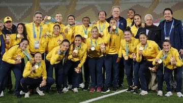 Oro de la Selecci&oacute;n femenina: F&uacute;tbol, solidaridad y amor