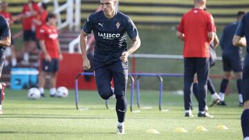 02-10-23. UROS DJURDJEVIC, DJUKA, DURANTE EL PRIMER ENTRENAMIENTO DEL SPORTING TRAS EL TRIUNFO EN HUESCA.