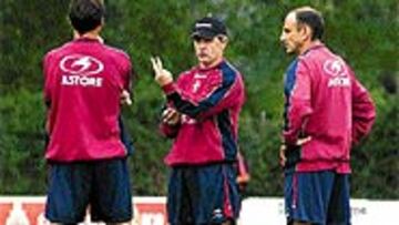 <B>¿DOS VARIACIONES?</B>. Un lateral y un central pueden ser las modificaciones que introduzca Aguirre.