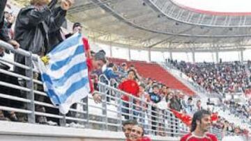 <b>ALEGRÍA URUGUAYA. </b>Iván celebrósu segundo tanto con los aficionados que estaban en el sector en el que se encontraba su abuela.