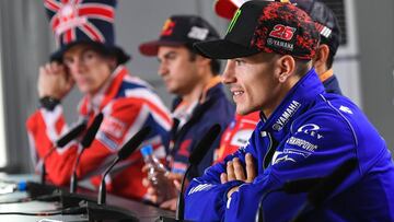 Maverick en la rueda de prensa de Silverstone.