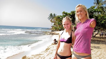 AnnaSophia Robb y Bethany Hamilton en una playa de Hawái durante el rodaje de Soul Surfer.