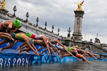 A las 6 de la mañana la Federación de Triatlón publicó un mensaje anunciando que el agua del Sena estaba disponible para la competición de nado. El femenino, como estaba previsto para hoy, día 31, y después el masculino, que estaba agendado para el día 30.
En la imagen, momento en el que se da la salida al tramo a nado bajo los pegasos dorados del puente Alejandro III.