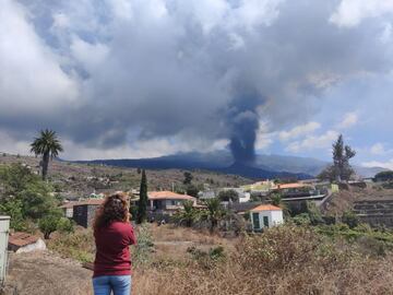 Una mujer observa el volcán de La Palma.