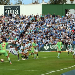 El Málaga se impone con oficio al Antequera y aprieta a Castellón e Ibiza