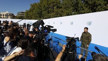 El presidente de Ucrania, Volodimir Zelenski, atiende a los medios de comunicación a su llegada al Palacio de Congresos de Granada para participar en la cumbre de la Comunidad Política Europea (CPE), a 5 de octubre de 2023, en Granada, Andalucía (España).  50 jefes de Estado y de Gobierno europeos asisten hoy a la cumbre de la Comunidad Política Europea (CPE), una de las reuniones que se celebran con motivo de la Presidencia española de la UE. Se trata de la tercera cita de este foro intergubernamental que tiene como objetivo principal mostrar la unidad europea frente a Rusia. Entre los asistentes estarán los líderes de los 27 estados miembro de la UE, así como el primer ministro británico, el presidente turco, o los dirigentes de los países de los Balcanes Occidentales.
05 OCTUBRE 2023;CUMBRE;UE;EUROPA;REUNIÓN;CPE;
Álex Zea / Europa Press
05/10/2023